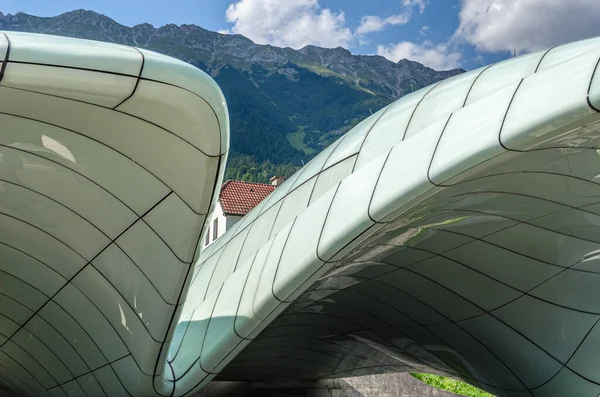 INNSBRUCK, AUSTRIA - 11 Temmuz 2015: Modern Hungerburg istasyonu, Innsbruck, Avusturya 'daki Hungerburgbahn funicular demiryolu terminali, mimar Zaha Hadid tarafından tasarlandı, Leitner AG tarafından 2007 yılında açıldı.