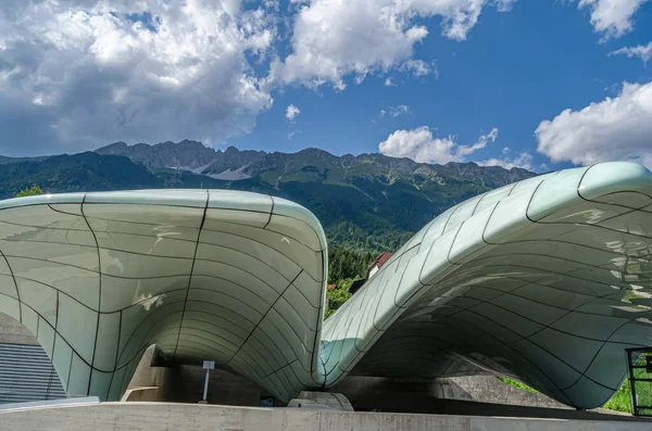 INNSBRUCK, AUSTRIA - 11 Temmuz 2015: Modern Hungerburg istasyonu, Innsbruck, Avusturya 'daki Hungerburgbahn funicular demiryolu terminali, mimar Zaha Hadid tarafından tasarlandı, Leitner AG tarafından 2007 yılında açıldı.