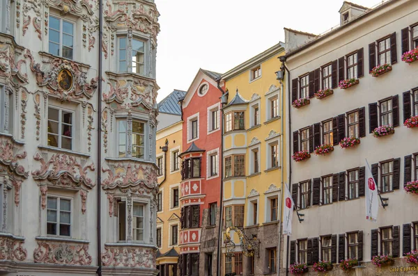 INNSBRUCK, AUSTRIA - 11 Temmuz 2015: Innsbruck, Avusturya 'da sokakları ve tipik Tyrolean mimarisini görmek