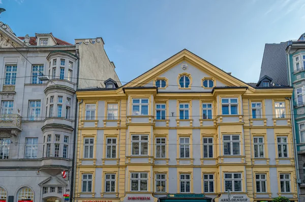 INNSBRUCK, AUSTRIA - 11 Temmuz 2015: Innsbruck, Avusturya 'da sokakları ve tipik Tyrolean mimarisini görmek