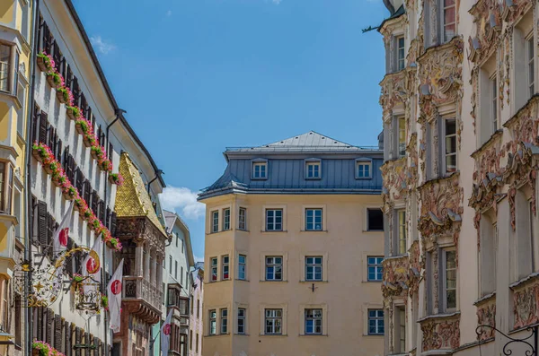 INNSBRUCK, AUSTRIA - 11 Temmuz 2015: Innsbruck, Avusturya 'da sokakları ve tipik Tyrolean mimarisini görmek