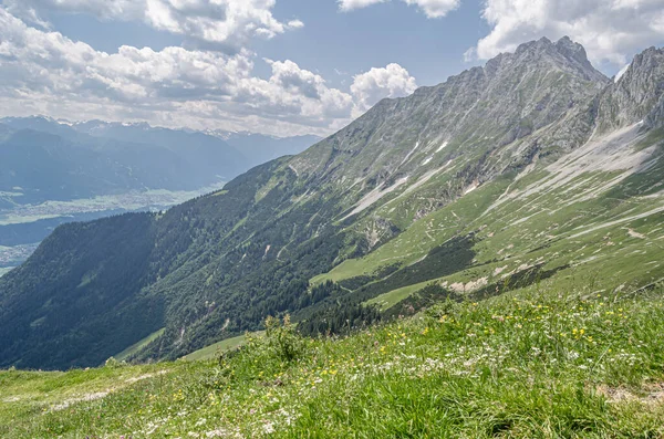 Nordkette 'deki dağlık arazi, Avusturya' nın Innsbruck kentinin hemen kuzeyinde, Karwendel 'deki dört büyük dağ zincirinin en güneyinde yer almaktadır.