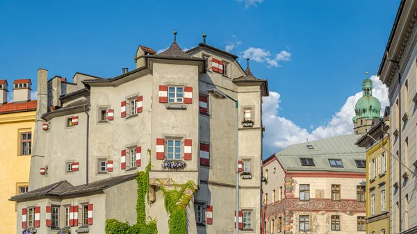 Avusturya 'nın eski Innsbruck kasabasında renkli cepheler