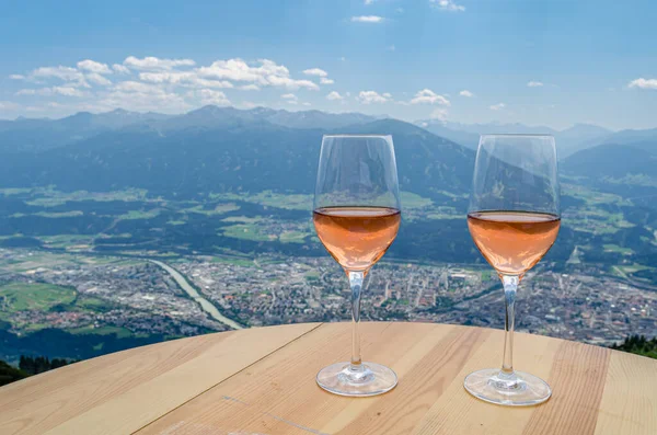 Bir terasta iki bardak Avusturya şarabı. Innsbruck, Tyrol, Avusturya manzaralı.