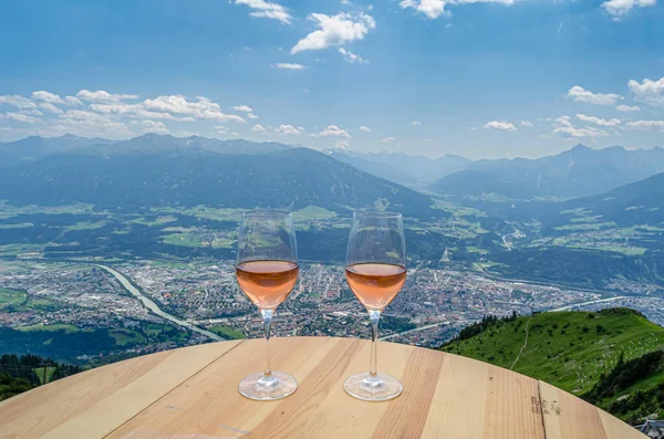 Bir terasta iki bardak Avusturya şarabı. Innsbruck, Tyrol, Avusturya manzaralı.