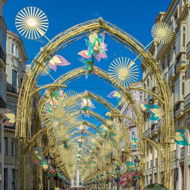 MALAGA, İspanya - 26 Ocak 2020: Malaga, İspanya 'nın orta kesimindeki Larios caddesinde Ximenez Iluminacion şirketi tarafından oluşturulan Noel süslemelerinin gündüz görüşü