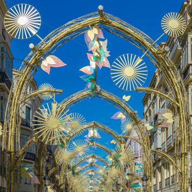 MALAGA, İspanya - 26 Ocak 2020: Malaga, İspanya 'nın orta kesimindeki Larios caddesinde Ximenez Iluminacion şirketi tarafından oluşturulan Noel süslemelerinin gündüz görüşü