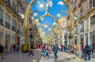 MALAGA, İspanya - 26 Ocak 2020: Malaga, İspanya 'nın orta kesimindeki Larios caddesinde Ximenez Iluminacion şirketi tarafından oluşturulan Noel süslemelerinin gündüz görüşü