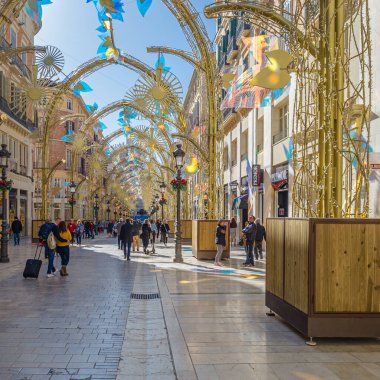 MALAGA, İspanya - 27 Ocak 2020: Malaga, İspanya 'nın orta kesimindeki Larios caddesinde Ximenez Iluminacion şirketi tarafından oluşturulan Noel süslemelerinin gündüz görüşü