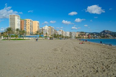 MALAGA, İspanya - 26 Ocak 2020: Malaga, İspanya 'nın merkezinde çok popüler bir şehir plajı olan La Malagueta sahili