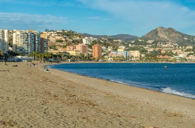MALAGA, İspanya - 28 Ocak 2020: Malaga, İspanya 'nın merkezinde çok popüler bir şehir plajı olan La Malagueta Plajı