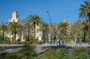 MALAGA, İspanya - 27 Ocak 2020: Malaga, İspanya 'daki Paseo del Parque' ın 20. yüzyıl neo-Barok binası olan Malaga Belediye Binası 'nın manzarası