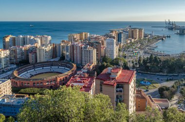 Malaga, İspanya - 26 Ocak 2020: Gibralfaro Dağı 'ndan Malaga, İspanya' nın havadan görünüşü. La Malagueta, Plaza de Toros (Bullring), bir Neo-Mudejar binası ile bir merkez kıyı bölgesi, ön planda