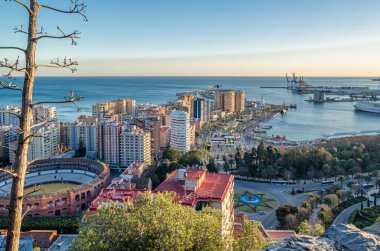 Malaga, İspanya - 26 Ocak 2020: Gibralfaro Dağı 'ndan Malaga, İspanya' nın havadan görünüşü. La Malagueta, Plaza de Toros (Bullring), bir Neo-Mudejar binası ile bir merkez kıyı bölgesi, ön planda