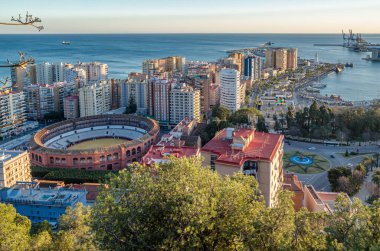 Malaga, İspanya - 26 Ocak 2020: Gibralfaro Dağı 'ndan Malaga, İspanya' nın havadan görünüşü. La Malagueta, Plaza de Toros (Bullring), bir Neo-Mudejar binası ile bir merkez kıyı bölgesi, ön planda