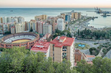 Malaga, İspanya - 26 Ocak 2020: Gibralfaro Dağı 'ndan Malaga, İspanya' nın havadan görünüşü. La Malagueta, Plaza de Toros (Bullring), bir Neo-Mudejar binası ile bir merkez kıyı bölgesi, ön planda