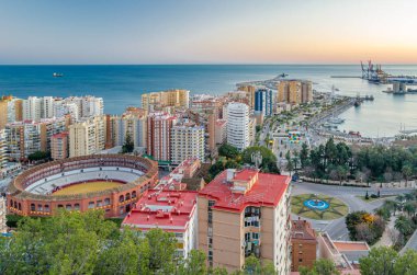Malaga, İspanya - 26 Ocak 2020: Gibralfaro Dağı 'ndan Malaga, İspanya' nın havadan görünüşü. La Malagueta, Plaza de Toros (Bullring), bir Neo-Mudejar binası ile bir merkez kıyı bölgesi, ön planda