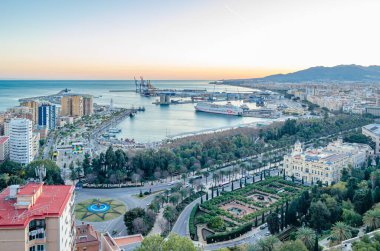 Malaga, İspanya - 26 Ocak 2020: Gibralfaro Dağı 'ndan Malaga, İspanya' nın havadan görünüşü. Malaga limanındaki açık hava alışveriş merkezi ve iskele Muelle Uno 'nun görüntüsü