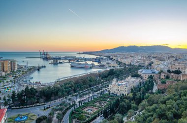 Malaga, İspanya - 26 Ocak 2020: Gibralfaro Dağı 'ndan Malaga, İspanya' nın havadan görünüşü. Malaga limanındaki açık hava alışveriş merkezi ve iskele Muelle Uno 'nun görüntüsü