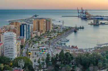 Malaga, İspanya - 26 Ocak 2020: Gibralfaro Dağı 'ndan Malaga, İspanya' nın havadan görünüşü. Malaga limanındaki açık hava alışveriş merkezi ve iskele Muelle Uno 'nun görüntüsü