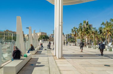 MALAGA, İspanya - 27 Ocak 2020: Palmeral de las Sorpresas (Palmiye Sürprizleri Korusu), İspanya 'nın Malaga kentinde modern bir liman gezisi
