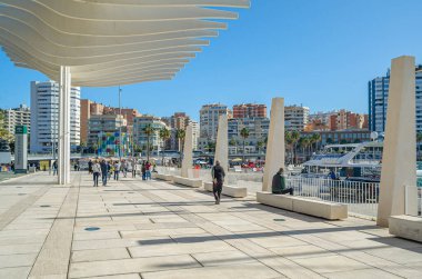 MALAGA, İspanya - 27 Ocak 2020: Palmeral de las Sorpresas (Palmiye Sürprizleri Korusu), İspanya 'nın Malaga kentinde modern bir liman gezisi