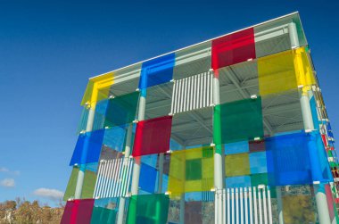 MALAGA, İspanya - 26 Ocak 2020: Fransa Ulusal Sanat ve Kültür Merkezi 'nin bir parçası olan Pompidou Malaga Merkezi, Malaga, İspanya' da El Cubo (Küp) adı verilen alanda 2015 yılında açıldı.