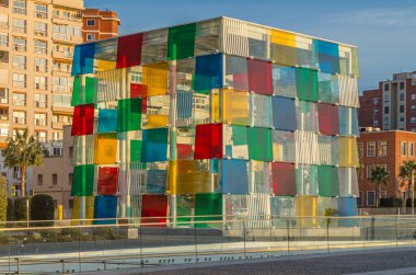 MALAGA, İspanya - 28 Ocak 2020: Fransa Ulusal Sanat ve Kültür Merkezi 'nin bir parçası olan Pompidou Malaga Merkezi, Malaga, İspanya' da El Cubo (Küp) adı verilen alanda 2015 yılında açıldı.