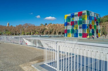 MALAGA, İspanya - 26 Ocak 2020: Fransa Ulusal Sanat ve Kültür Merkezi 'nin bir parçası olan Pompidou Malaga Merkezi, Malaga, İspanya' da El Cubo (Küp) adı verilen alanda 2015 yılında açıldı.