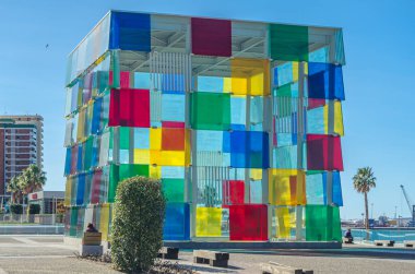 MALAGA, İspanya - 26 Ocak 2020: Fransa Ulusal Sanat ve Kültür Merkezi 'nin bir parçası olan Pompidou Malaga Merkezi, Malaga, İspanya' da El Cubo (Küp) adı verilen alanda 2015 yılında açıldı.