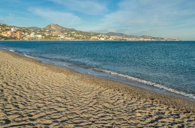 La Malagueta plajı manzarası, Malaga, İspanya 'nın merkezinde çok popüler bir şehir plajı.