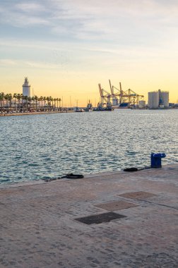 Arka planda deniz feneri olan Malaga, İspanya limanı manzarası