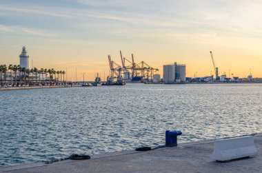 Arka planda deniz feneri olan Malaga, İspanya limanı manzarası