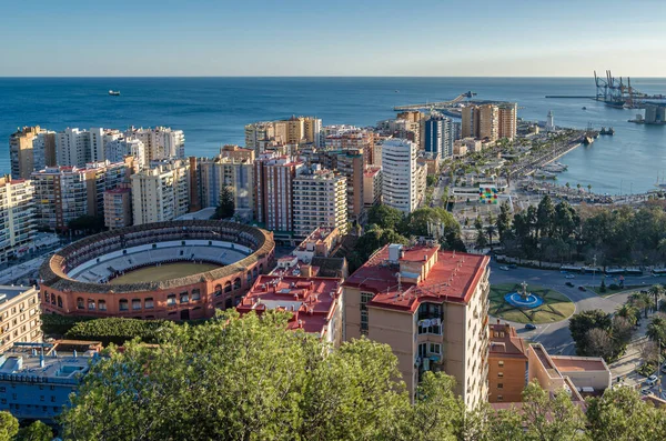 Malaga, İspanya - 26 Ocak 2020: Gibralfaro Dağı 'ndan Malaga, İspanya' nın havadan görünüşü. La Malagueta, Plaza de Toros (Bullring), bir Neo-Mudejar binası ile bir merkez kıyı bölgesi, ön planda