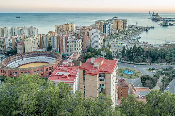 Malaga, İspanya - 26 Ocak 2020: Gibralfaro Dağı 'ndan Malaga, İspanya' nın havadan görünüşü. La Malagueta, Plaza de Toros (Bullring), bir Neo-Mudejar binası ile bir merkez kıyı bölgesi, ön planda