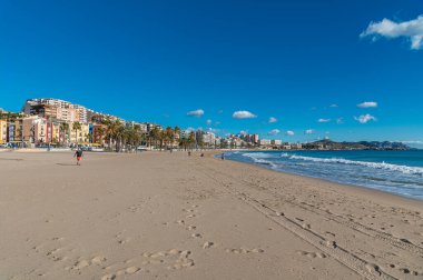 VILLAJOYOSA (LA VILA JOIOSA), İspanya - 20 Ocak 2023: Villajoyosa, Alicante eyaleti, Valencia Topluluğu, İspanya 'da renkli cepheli binalar