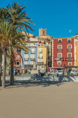VILLAJOYOSA (LA VILA JOIOSA), İspanya - 20 Ocak 2023: Villajoyosa, Alicante eyaleti, Valencia Topluluğu, İspanya 'da renkli cepheli binalar