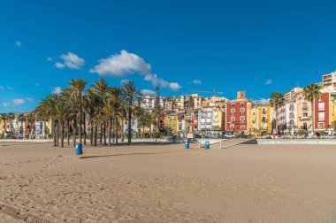 VILLAJOYOSA (LA VILA JOIOSA), İspanya - 20 Ocak 2023: Villajoyosa, Alicante eyaleti, Valencia Topluluğu, İspanya 'da renkli cepheli binalar