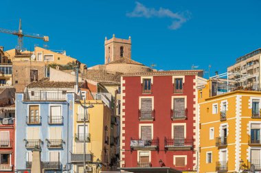 Alicante vilayeti, Valensiyalı cemaati, İspanya 'nın eski Villajoyosa kasabasında renkli binalar inşa ediliyor.