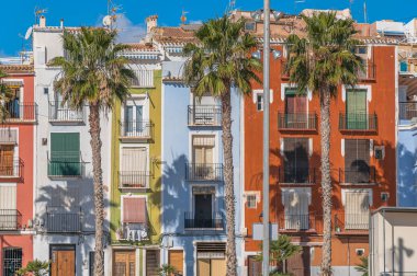 Alicante vilayeti, Valensiyalı cemaati, İspanya 'nın eski Villajoyosa kasabasında renkli binalar inşa ediliyor.