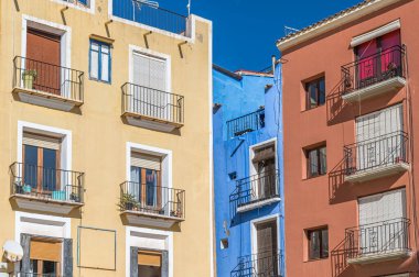 Alicante vilayeti, Valensiyalı cemaati, İspanya 'nın eski Villajoyosa kasabasında renkli binalar inşa ediliyor.