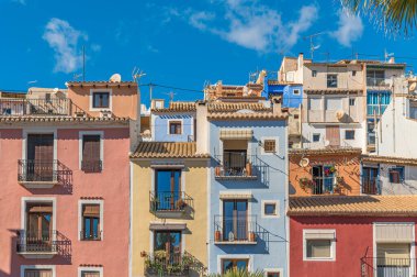 Alicante vilayeti, Valensiyalı cemaati, İspanya 'nın eski Villajoyosa kasabasında renkli binalar inşa ediliyor.