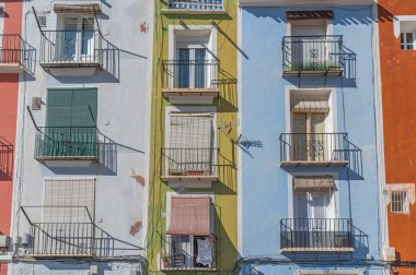 Alicante vilayeti, Valensiyalı cemaati, İspanya 'nın eski Villajoyosa kasabasında renkli binalar inşa ediliyor.