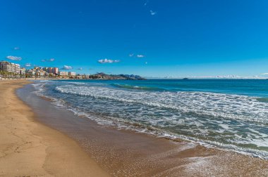Alicante vilayeti Costa Blanca 'da bulunan Villajoyosa plajı manzarası, Valencia Community, İspanya