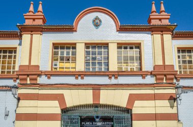 NOYA (NOIA), İspanya - 4 Nisan 2015: Noya, Galiçya 'daki Plaza de Abastos (gıda pazarı). Geleneksel bir pazar, taze yiyecek ve yerel ürünlerin satıldığı bir yer.