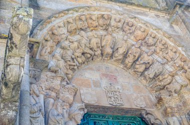 İspanya 'nın kuzeybatısındaki bir Coruna vilayeti olan Noya' daki San Martin Kilisesi cephesi. 1434 yılında tamamlanmış, Galiçya Gotik tarzının temsili bir tapınağıdır.