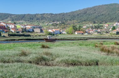 İspanya 'nın kuzeybatısında bulunan A Coruna, Galiçya ili, Noya kasabasındaki Traba Nehri ve Muros ve Noya Estuary manzarası