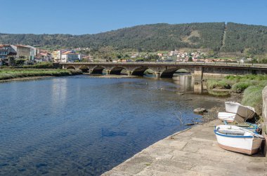 İspanya 'nın kuzeybatısında bulunan A Coruna, Galiçya ili, Noya kasabasındaki Traba Nehri ve Muros ve Noya Estuary manzarası