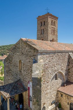 BUITRAGO DEL LOZOYA, SPAIN - 3 Temmuz 2016: Buitrago del Lozoya 'da Santa Maria del Castillo Kilisesi, Madrid Topluluğu, İspanya' da 1321 yılında tamamlandı, Flamboyant Gotik bir nav ve uzun, ince Mudejar tarzı bir kule ile tamamlanmıştır.