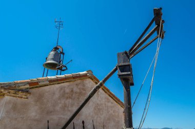BUITRAGO DEL LOZOYA, İspanya - 3 Temmuz 2016: Buitrago del Lozoya, İspanya Topluluğu 'nun savunma duvarlı muhafazasının bir parçası olan Ortaçağ Albarrana Kulesi' nin Çatı
